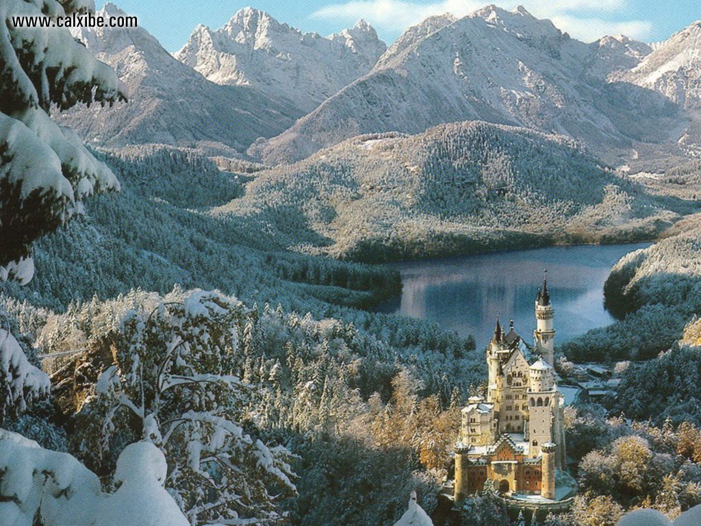Neuschwanstein Castle Winter - HD Wallpaper 