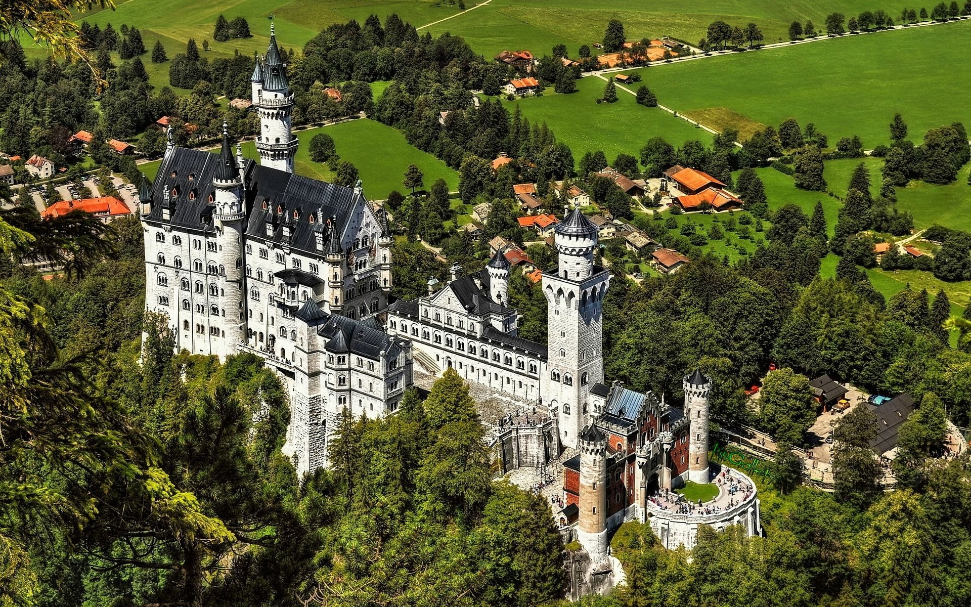 Neuschwanstein Castle Bovary Wallpaper - Neuschwanstein Castle - HD Wallpaper 