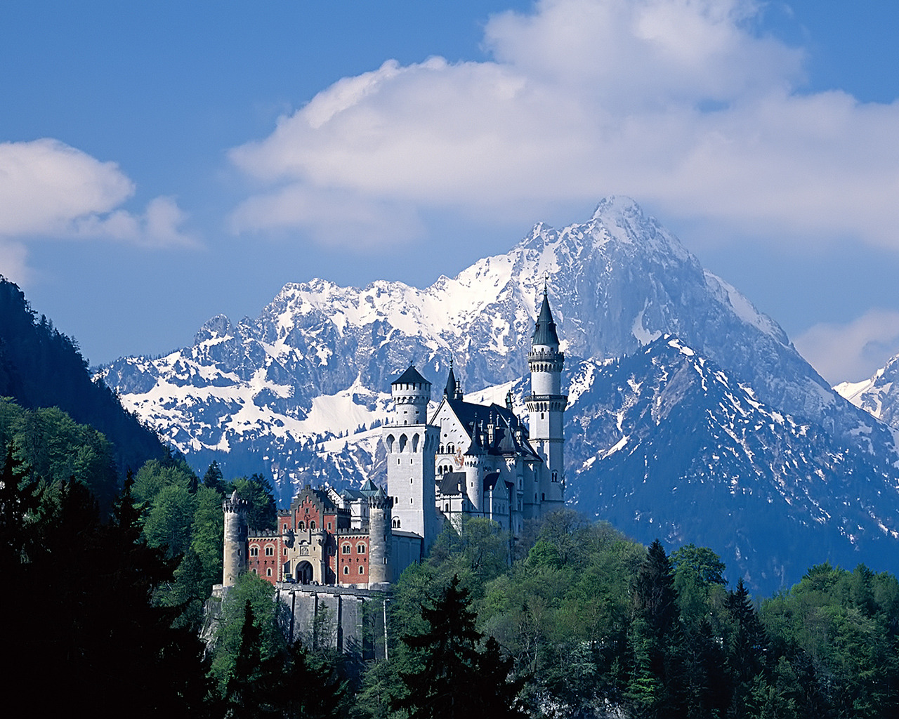 Neuschwanstein Castle Germany Wallpaper Http - Castle With Mountain On The Background - HD Wallpaper 