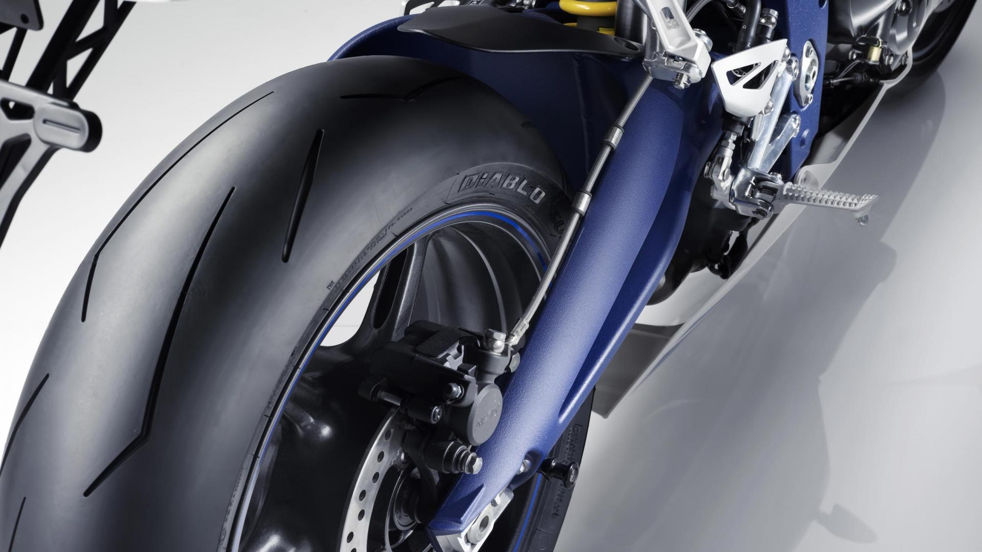 Triumph Daytona 675 2010 - HD Wallpaper 
