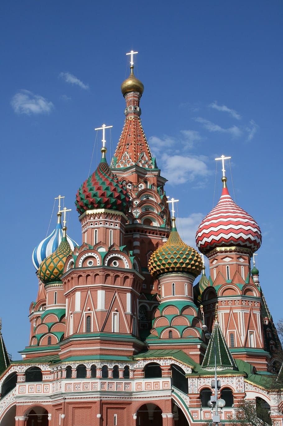 Brown, White, And Green Concrete Cathedral, Kremlin, - St Basil Cathedral Back View - HD Wallpaper 