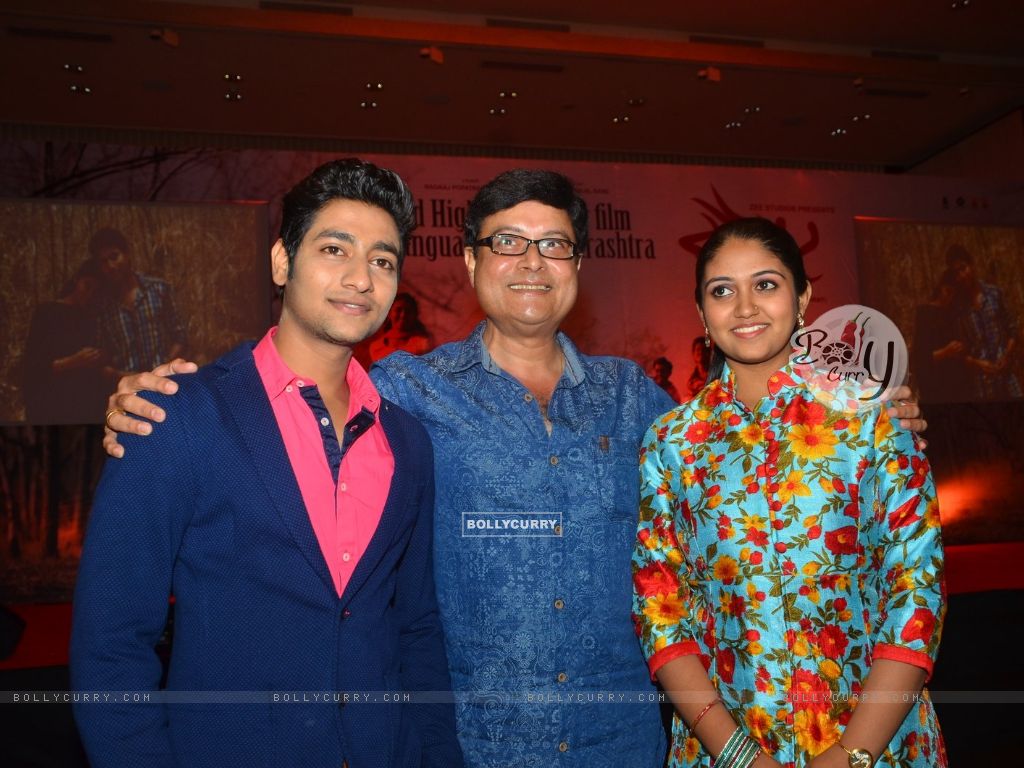 Sachin Pilgaonkar With Akash Thosar And Rinku Rajguru - Fun - HD Wallpaper 