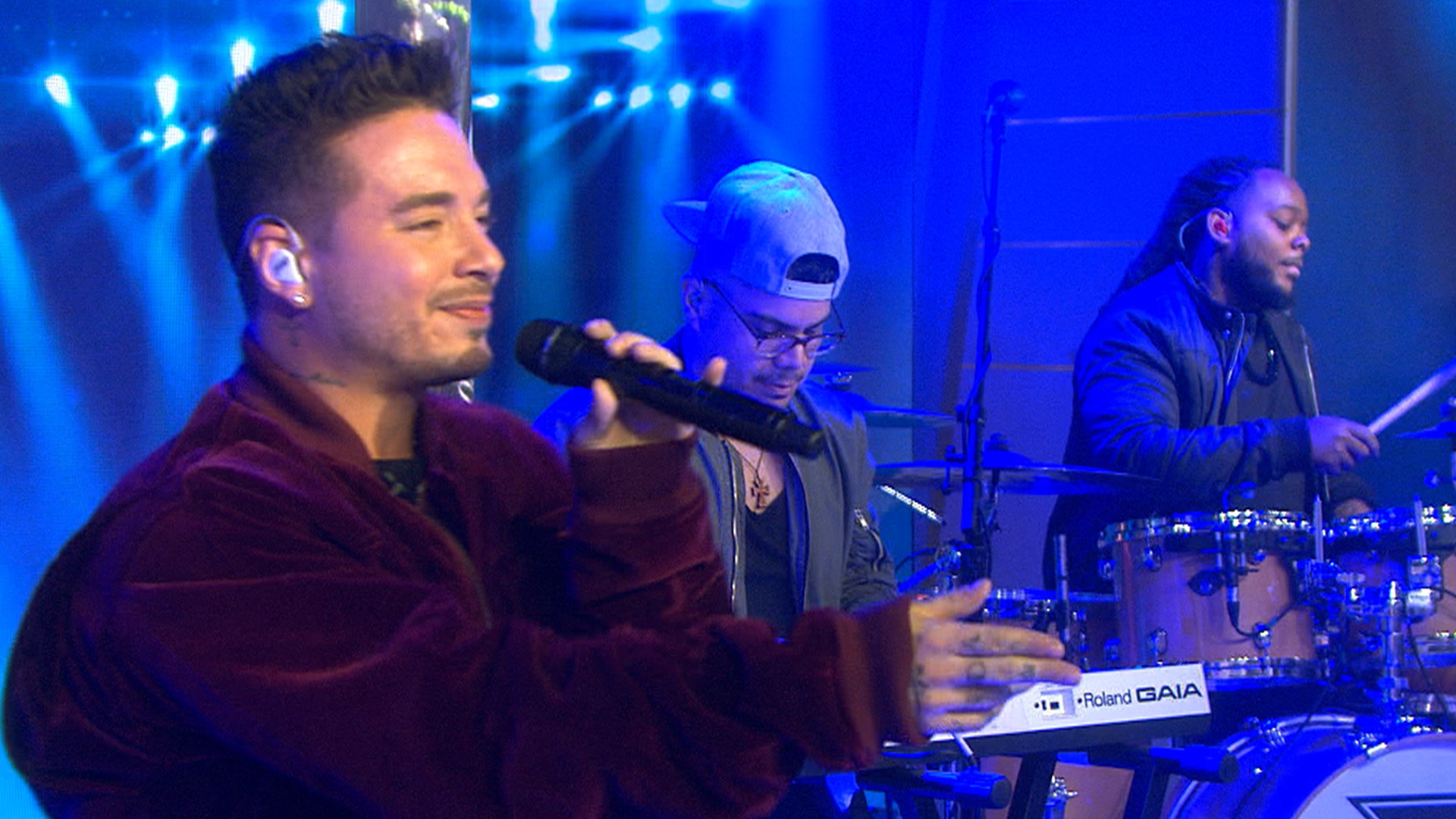 Balvin Performs His Single ‘ginza’ On Today - J Balvin Cantando - HD Wallpaper 