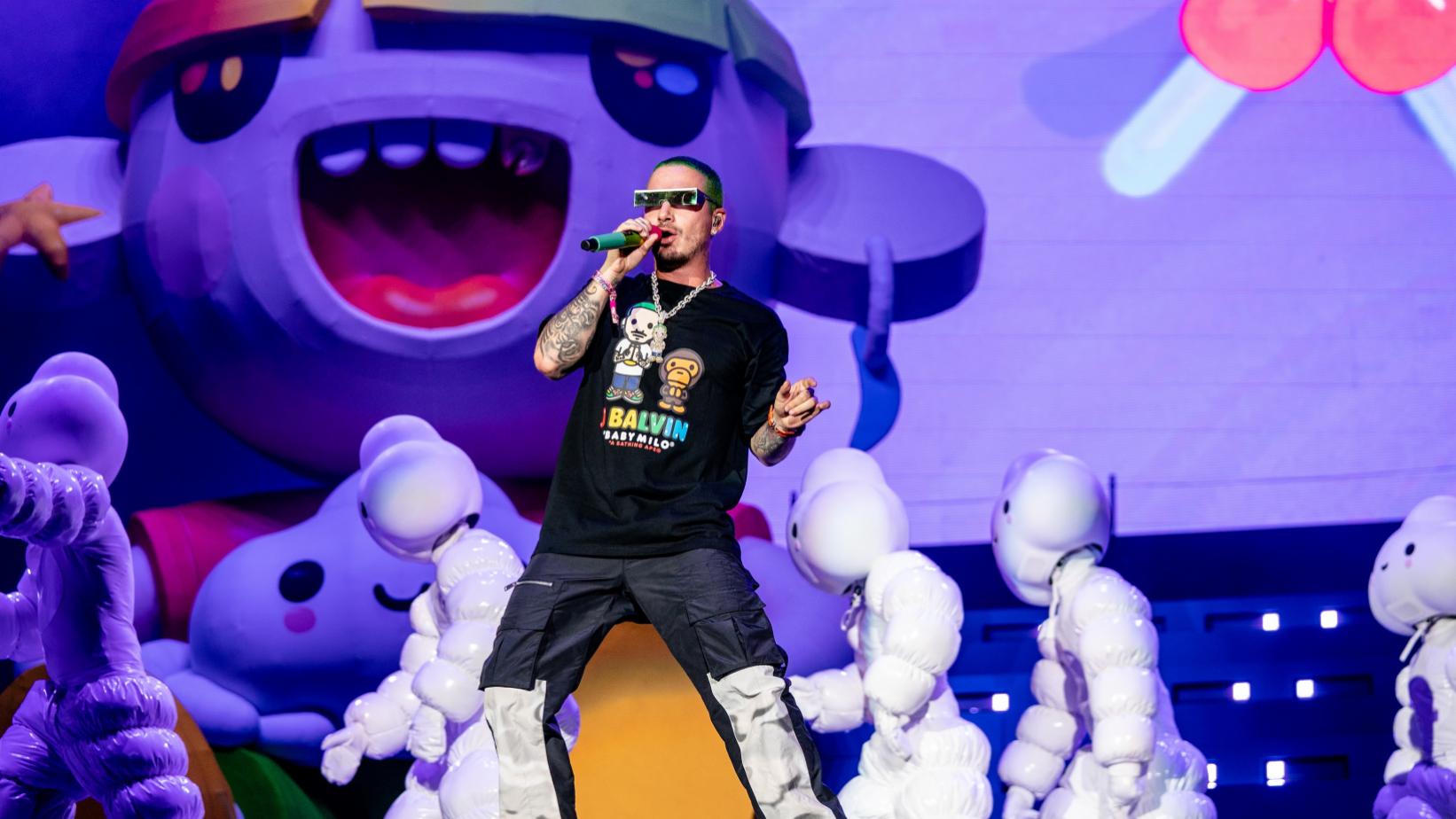 J Balvin At Lolla - J Balvin Lollapalooza 2019 - HD Wallpaper 