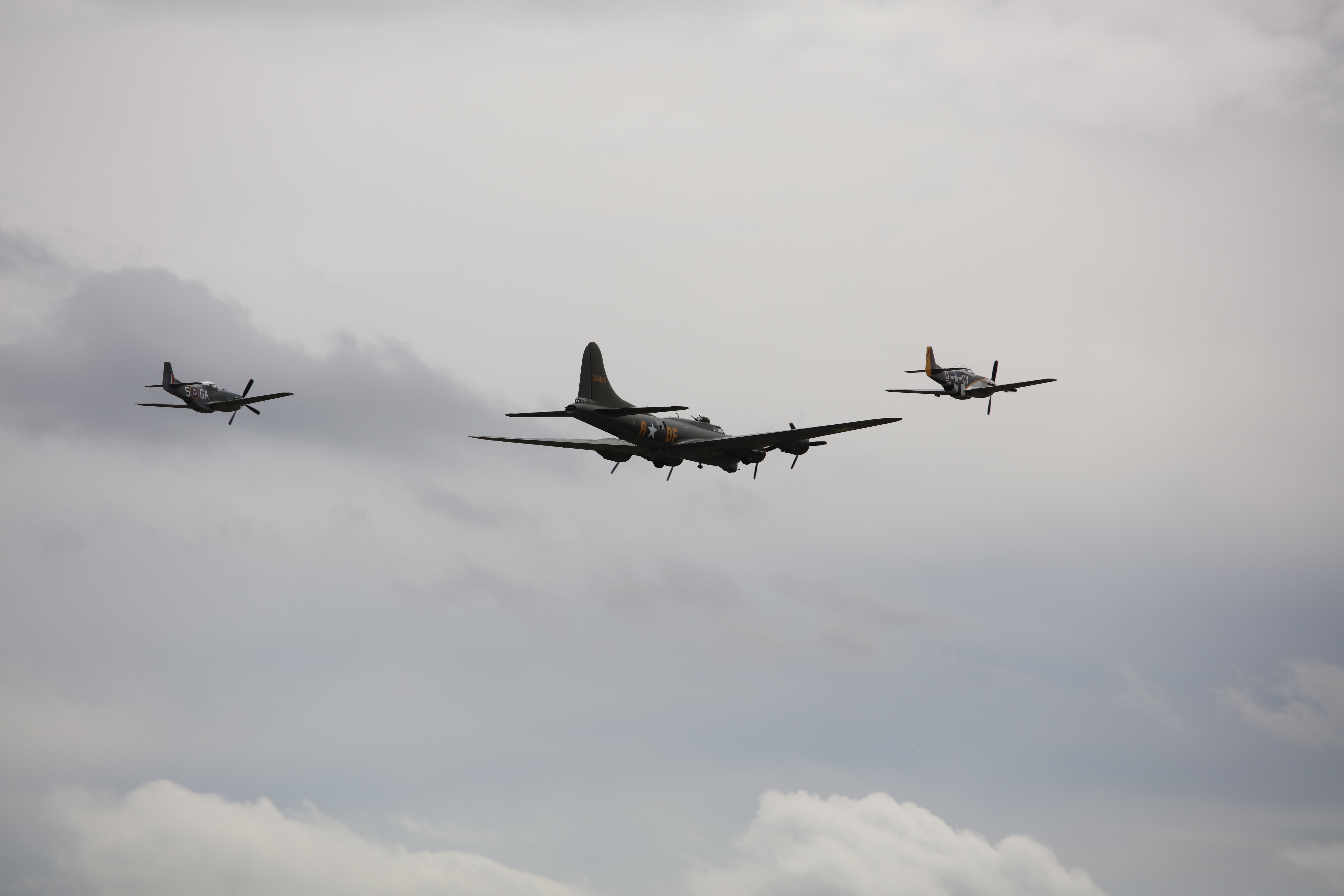 Avro Lancaster - HD Wallpaper 