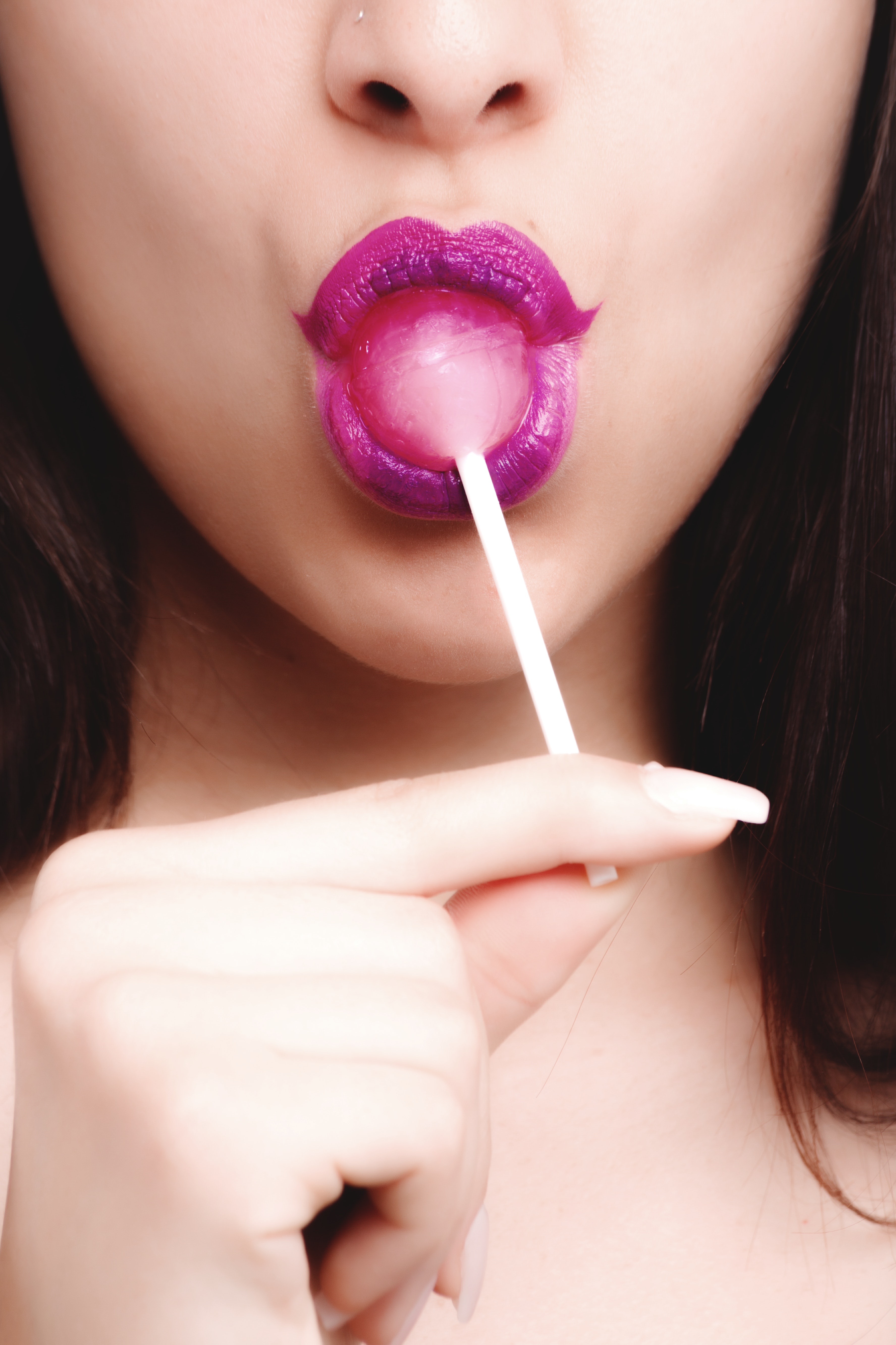 Girl Licking A Lollipop - HD Wallpaper 