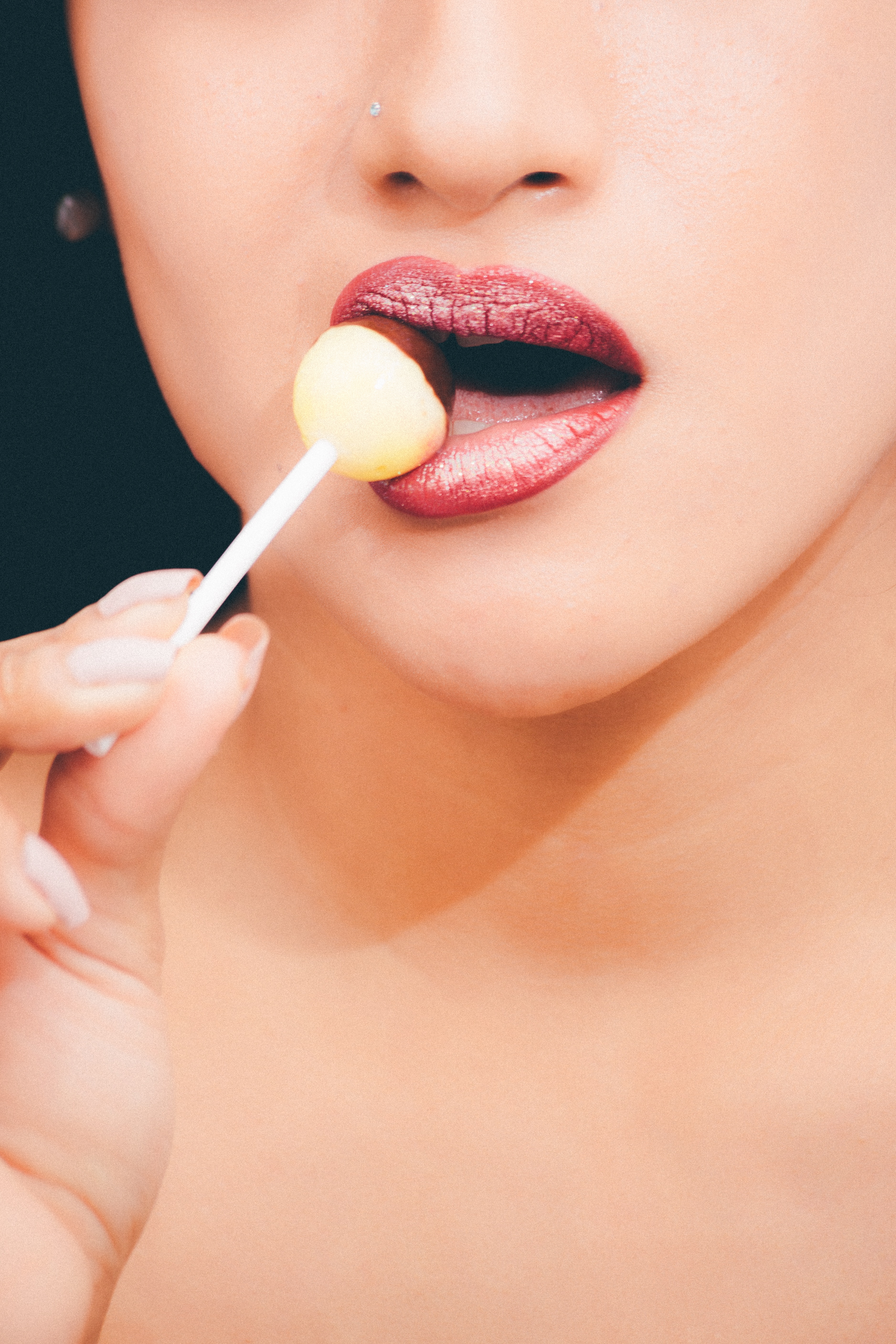 Girl Licking A Lollipop - HD Wallpaper 