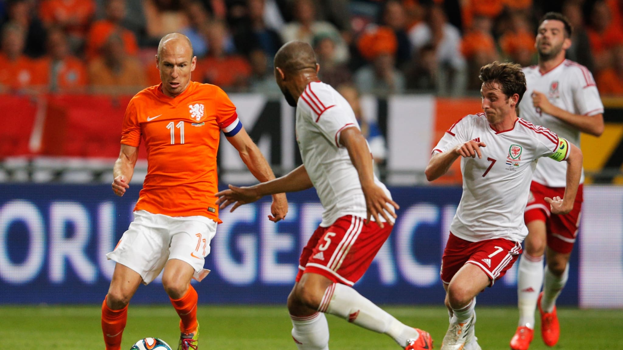 Arjen Robben Of Netherlands Runs On Goal Followed By - Strootman Camisa Da Holanda - HD Wallpaper 