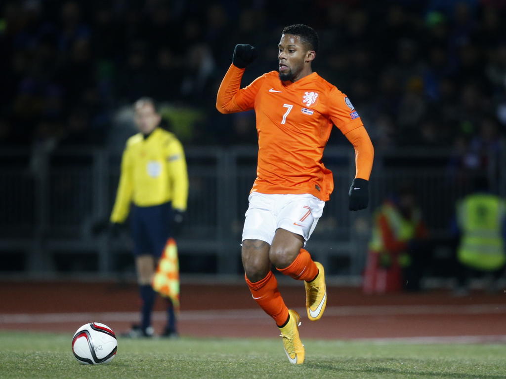 Jeremain Lens, Hier Aan De Bal In De Ek Kwalificatiewedstrijd - Kick Up A Soccer Ball - HD Wallpaper 