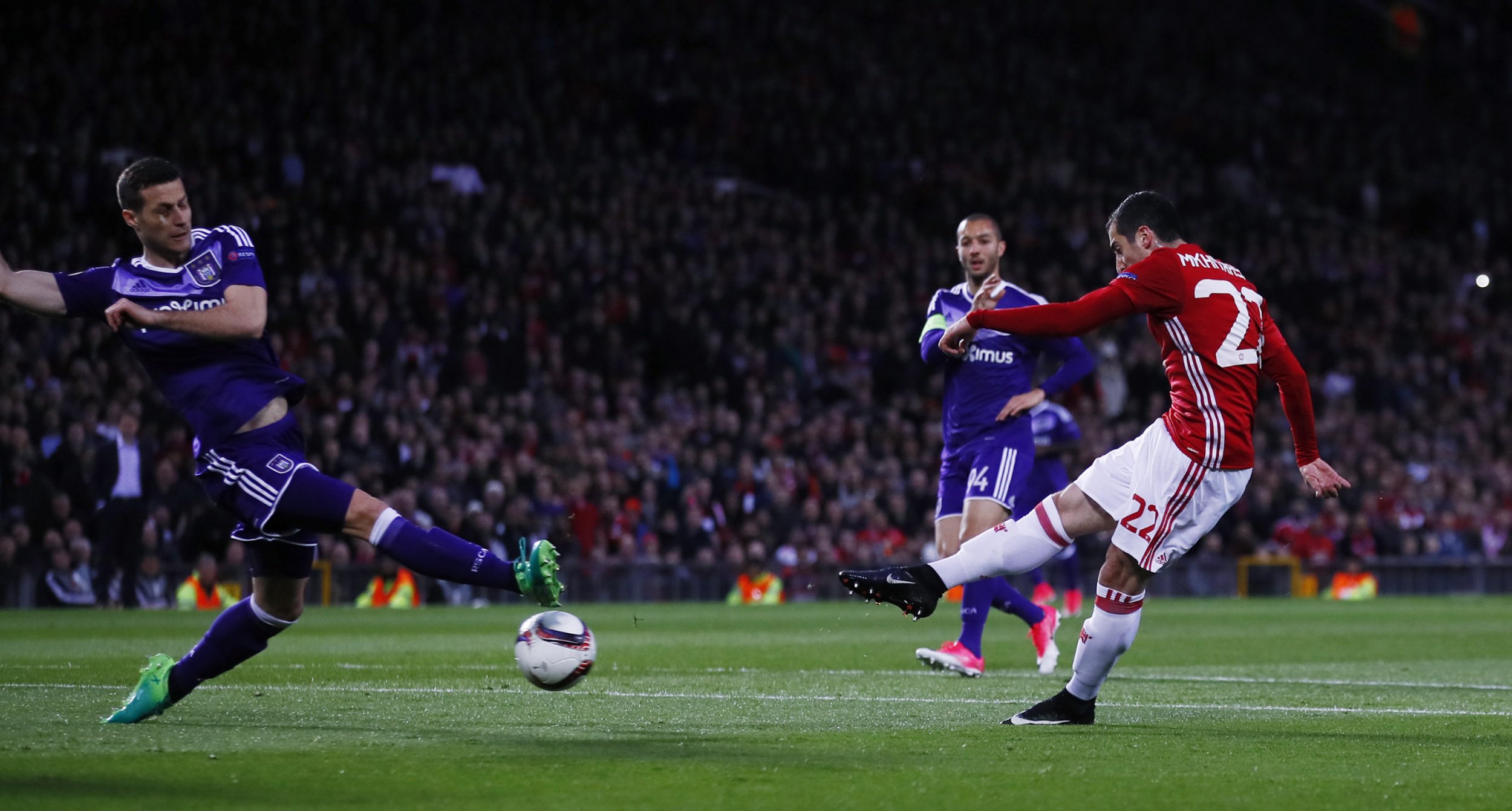 Manchester United Winger Henrikh Mkhitaryan, Right - Kick American Football - HD Wallpaper 