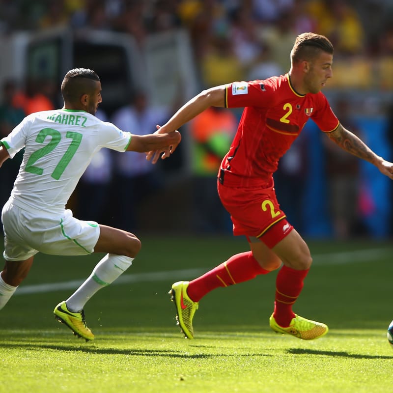 Toby Alderweireld Of Belgium Controls The Ball Against - Kick American Football - HD Wallpaper 