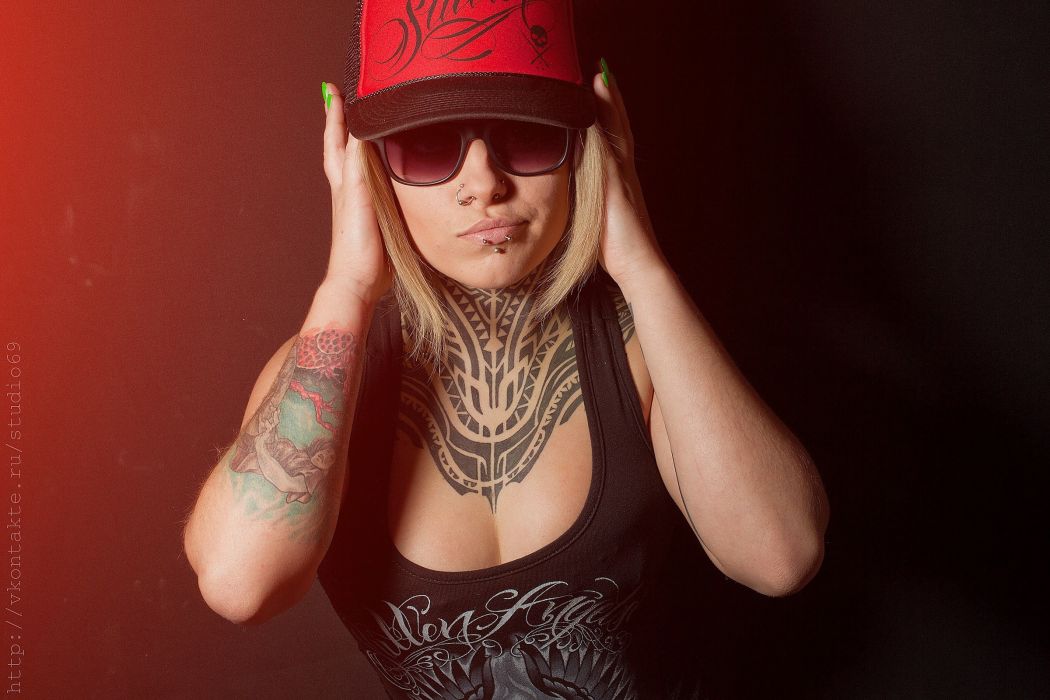 Hot Girl Neck Tattoo Hd Tattoos Wallpapers - Girl Tattoos With Sunglasses - HD Wallpaper 