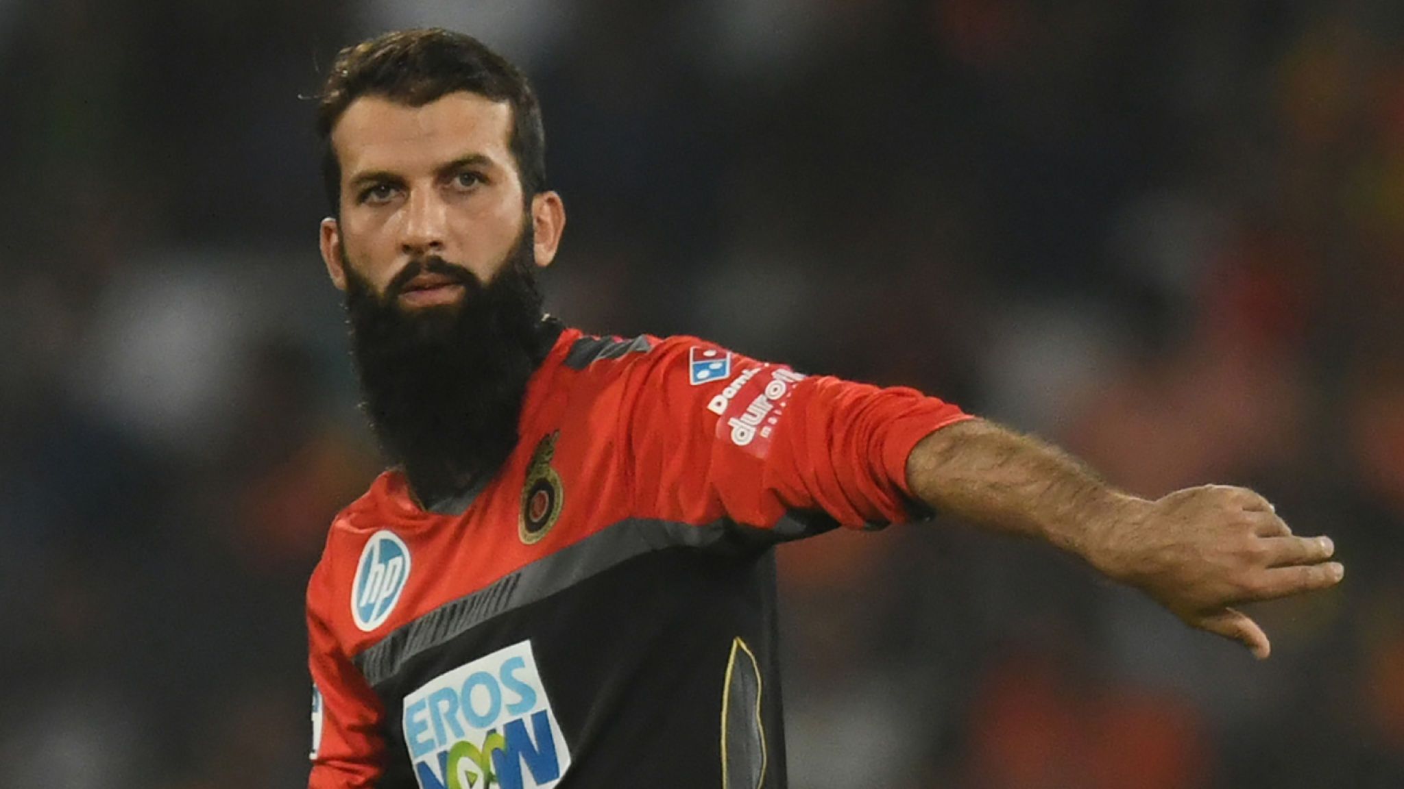 England Man Ali Also Struck Twice With The Ball - Moeen Ali In Rcb - HD Wallpaper 