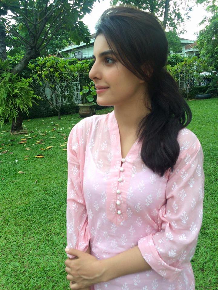 Isha Talwar Hot Pics, Isha Talwar Selfies, Isha Talwar - Girl - HD Wallpaper 