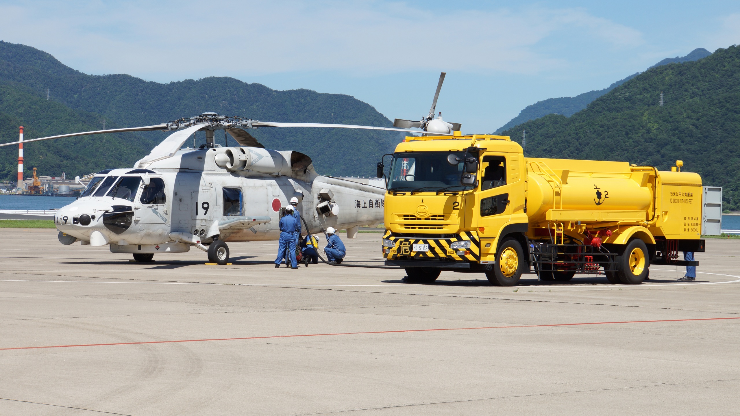 Helicopter Fuel Truck - HD Wallpaper 