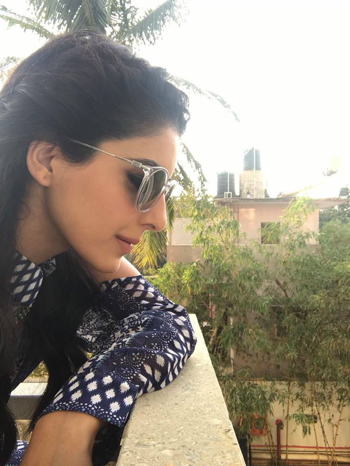 Isha Talwar Hot Pics, Isha Talwar Selfies, Isha Talwar - Girl - HD Wallpaper 