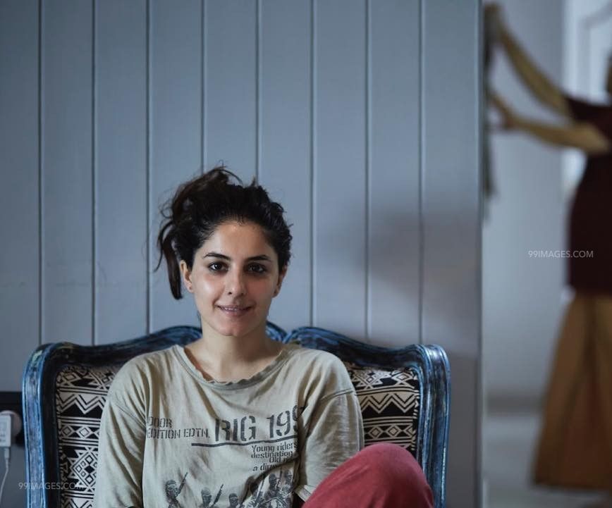 Sitting - HD Wallpaper 