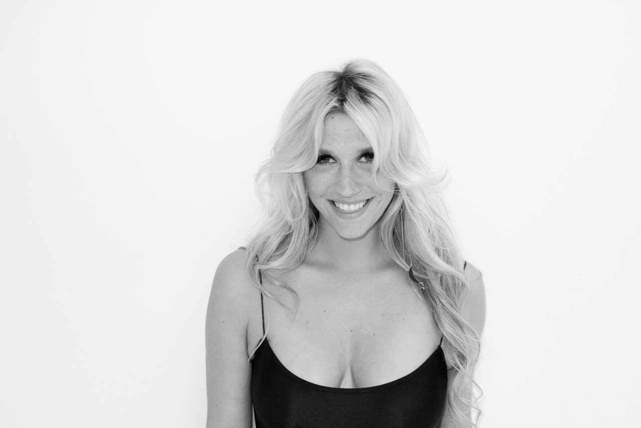 Celebrity Kesha Wallpaper - Kesha No Makeup Photo Shoot - HD Wallpaper 