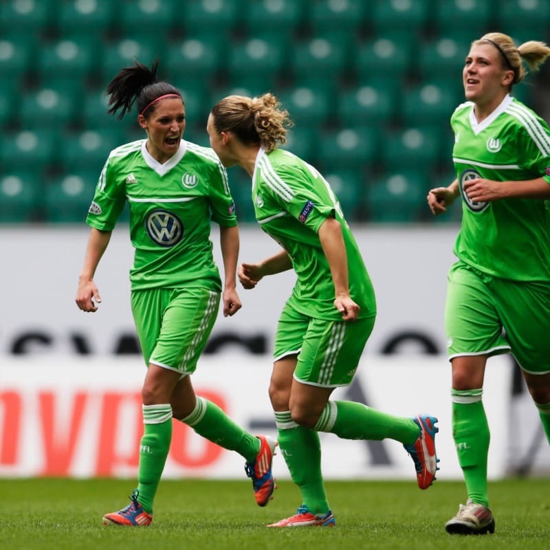 Selina Wagner Of Wolfsburg Celebrates - Kick Up A Soccer Ball - HD Wallpaper 