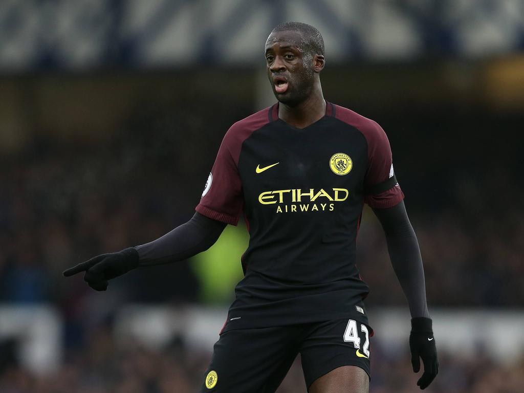 Yaya Touré Geeft Aanwijzingen Tijdens Het Competitieduel - Player - HD Wallpaper 