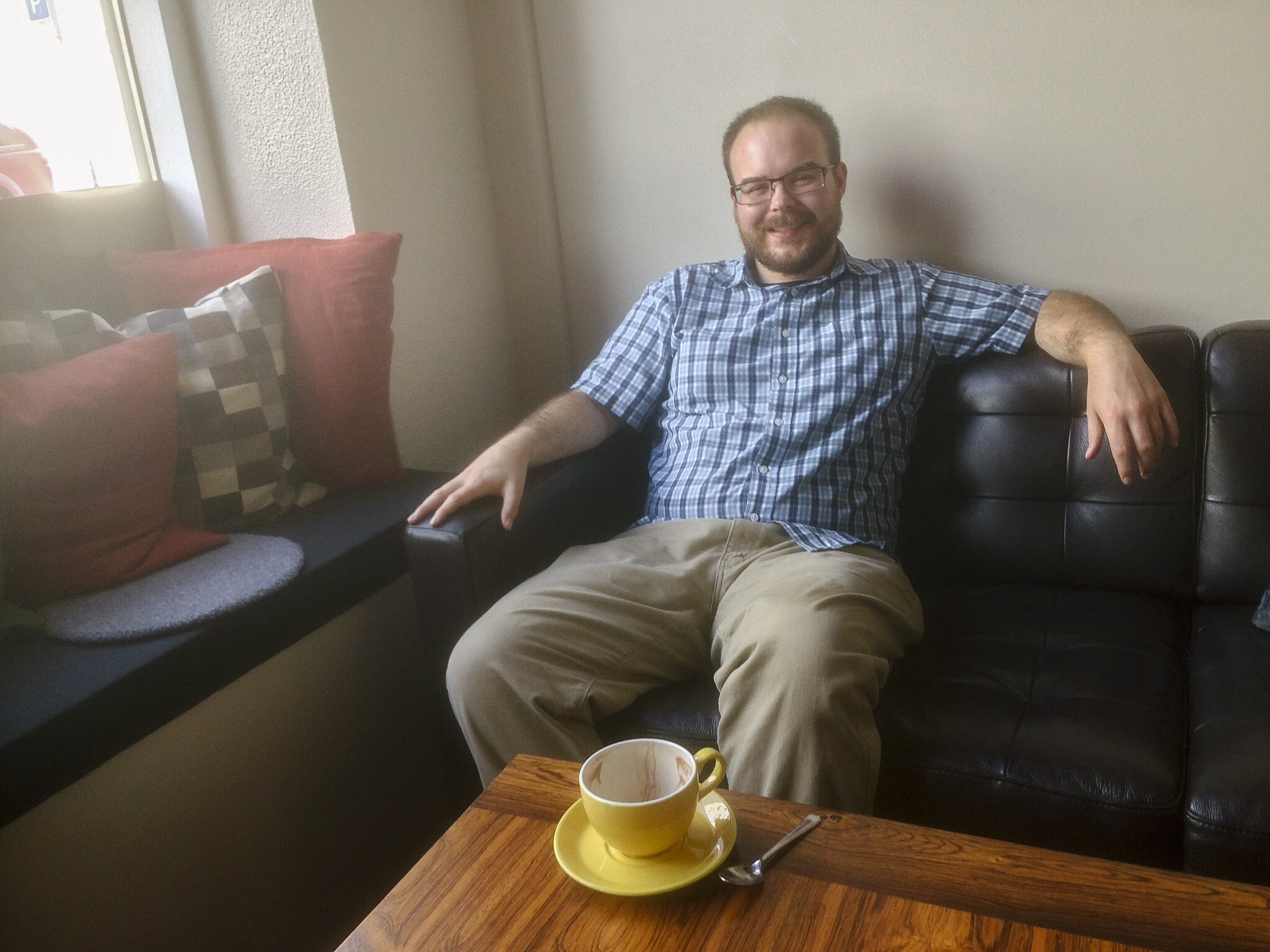 Sitting - HD Wallpaper 