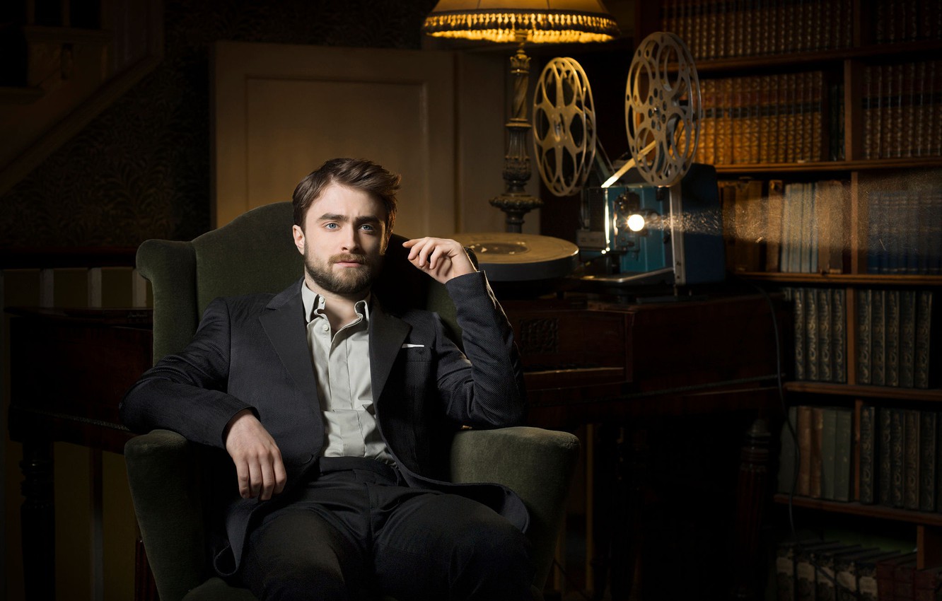 Photo Wallpaper Pose, Books, Costume, Actor, Twilight, - Daniel Radcliffe Photoshoots - HD Wallpaper 