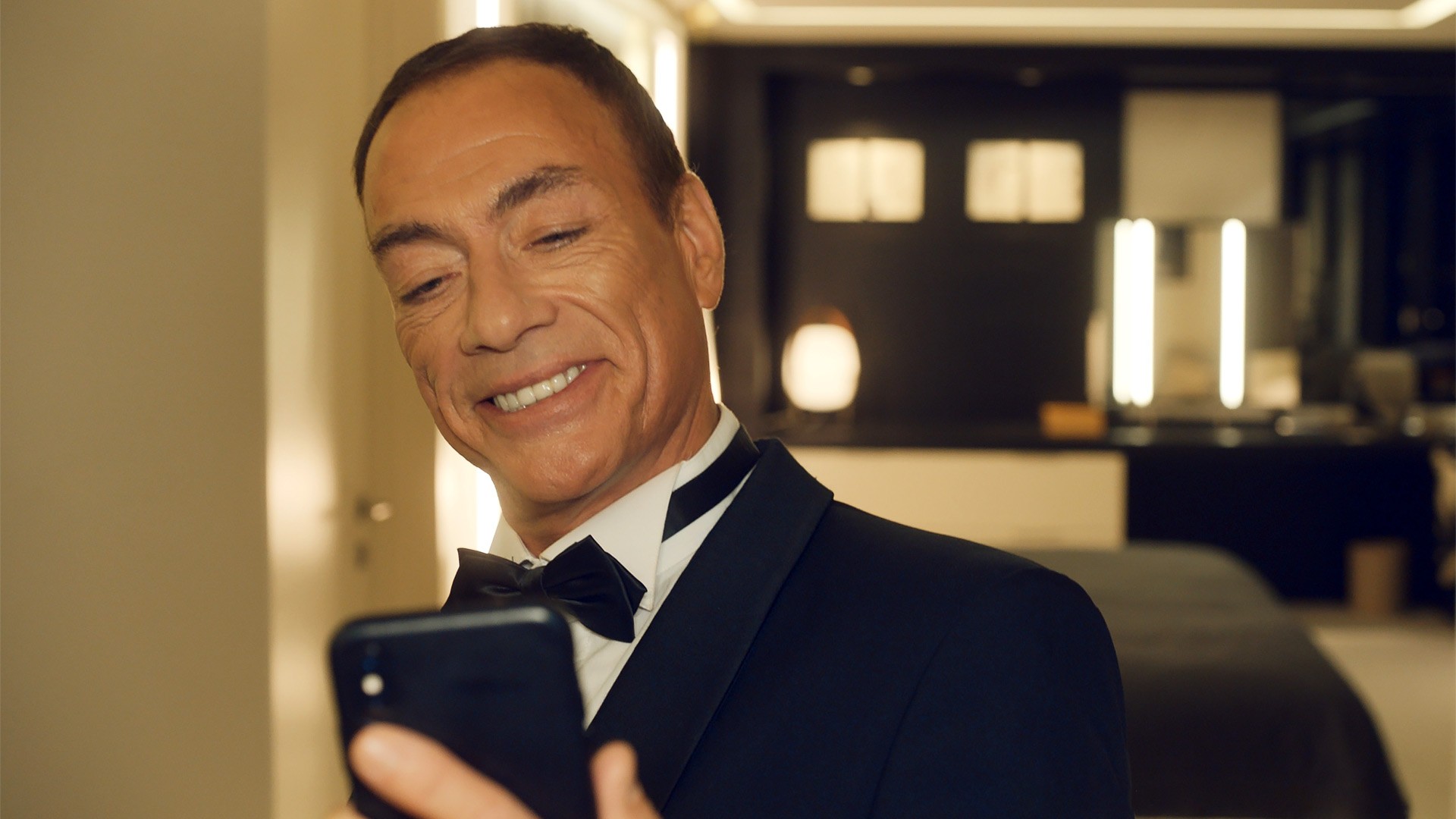 Jean-claude Van Damme Featured Playing Amanet S Book - Van Damme Casino - HD Wallpaper 