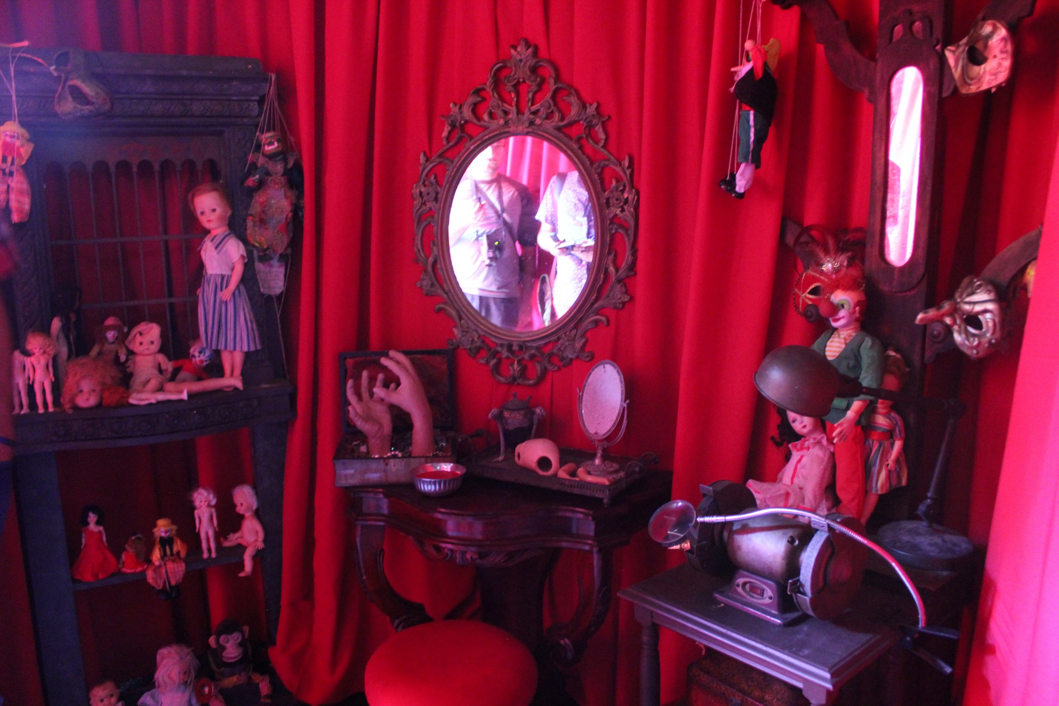Insidious Lipstick Demon Lair - HD Wallpaper 