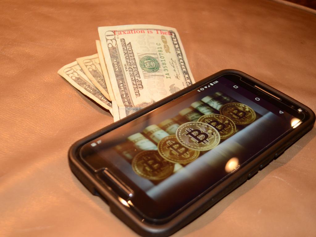 A Primer And The Top Ico Prospects - Bitcoin And Cash Money - HD Wallpaper 