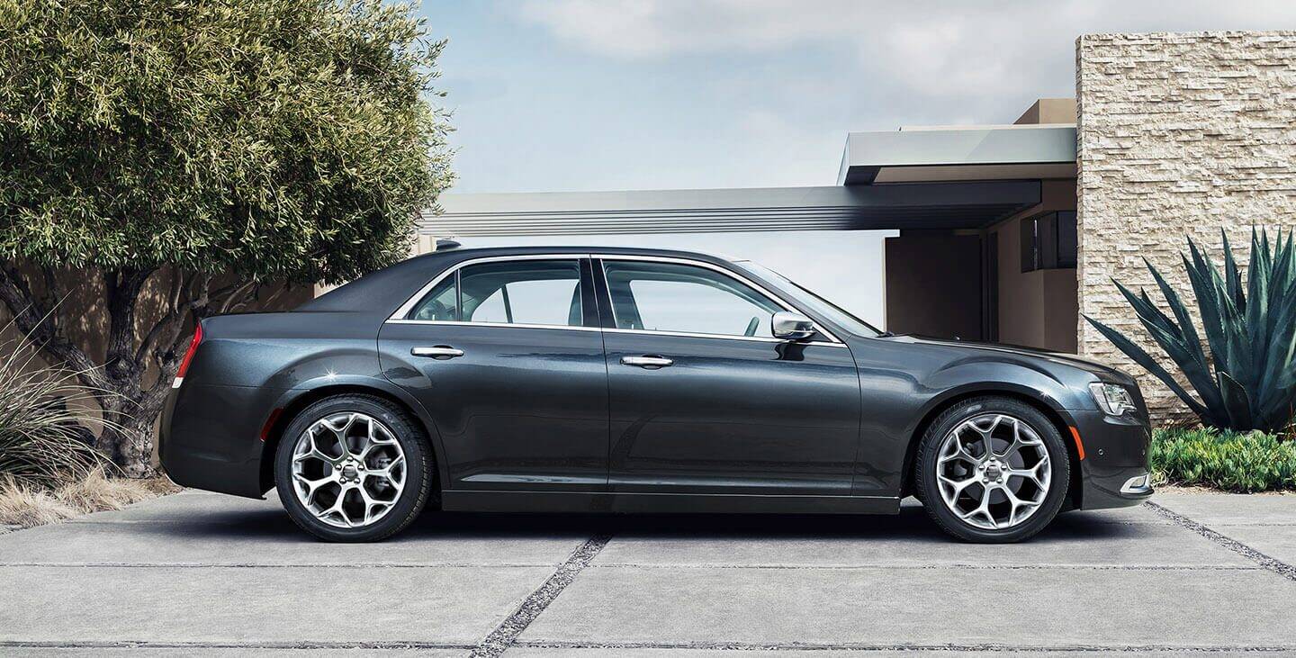 2019 Chrysler 300 C - HD Wallpaper 