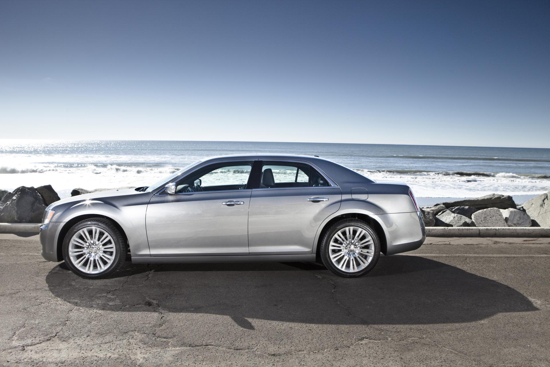 2014 Chrysler 300 Pictures And Wallpaper - Chrysler 300 Side View - HD Wallpaper 