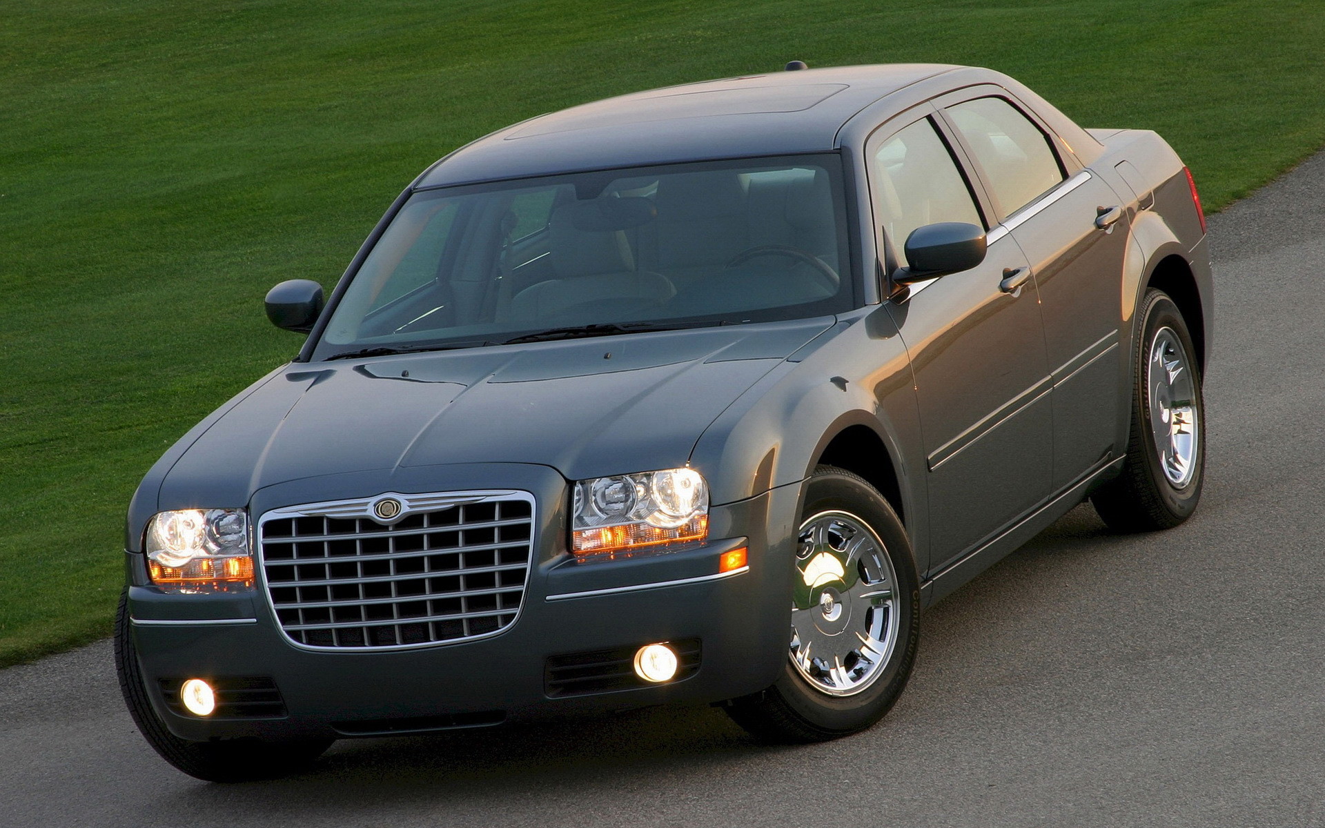 2006 Chrysler 300 - HD Wallpaper 
