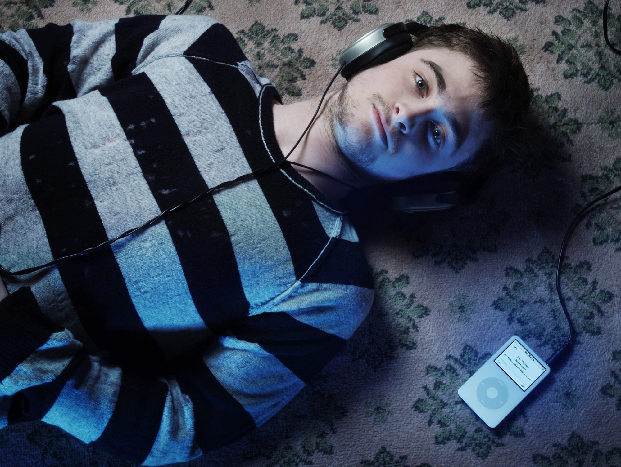 Daniel Radcliffe Listening To Music - HD Wallpaper 