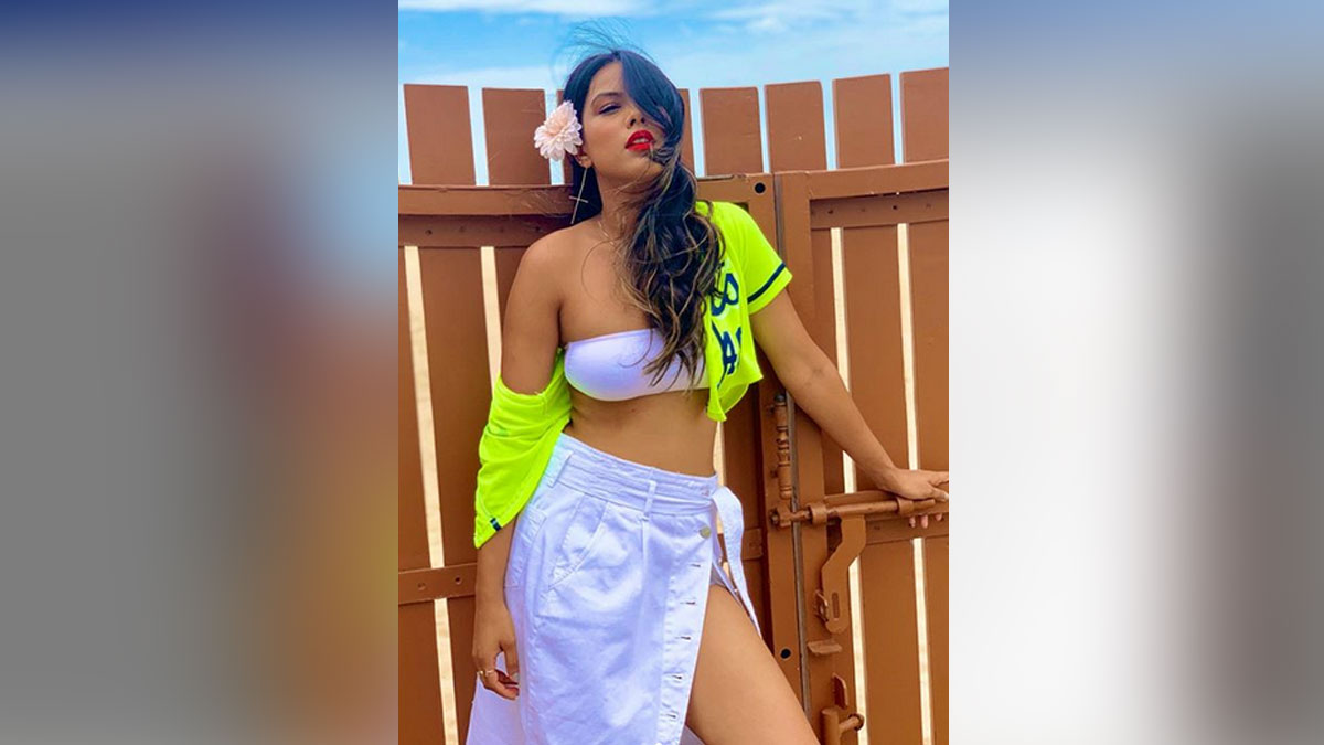 Nia Sharma Photos - Nia Sharma Hot Sexy Pose - HD Wallpaper 