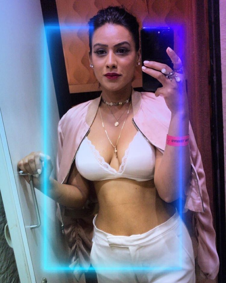 Nia Sharma Hot Bikini - HD Wallpaper 