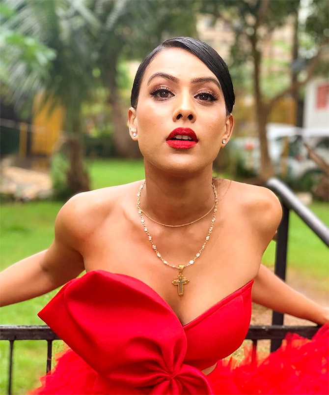 Jamai Raja Nia Sharma - HD Wallpaper 