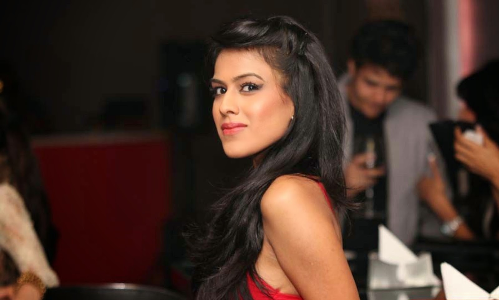 Nia Sharma - Nia Sharma Photos Download - HD Wallpaper 