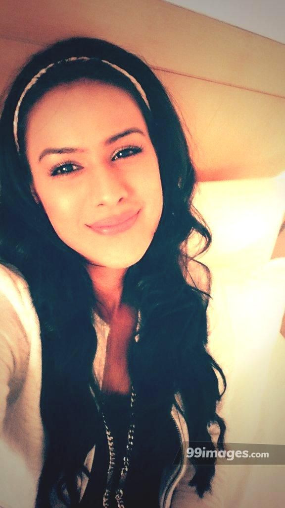 Beautiful Smile Of Nia Sharma - HD Wallpaper 