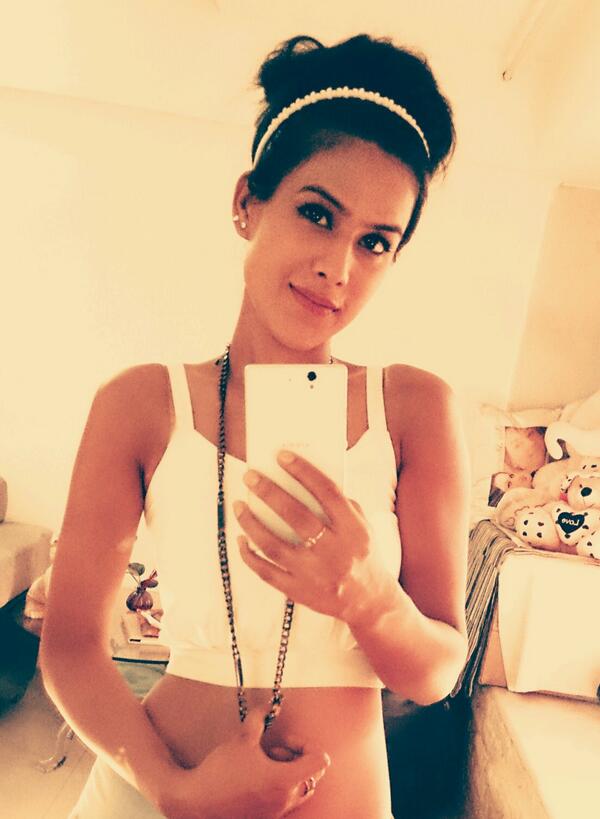 Nia Sharma Hot Selfies - HD Wallpaper 