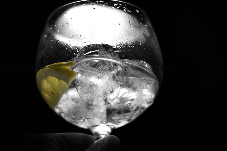 Gin, Bar, Glass, Studio Shot, Black Background, Alcohol, - Esfera Cristal Blanco Y Negro - HD Wallpaper 