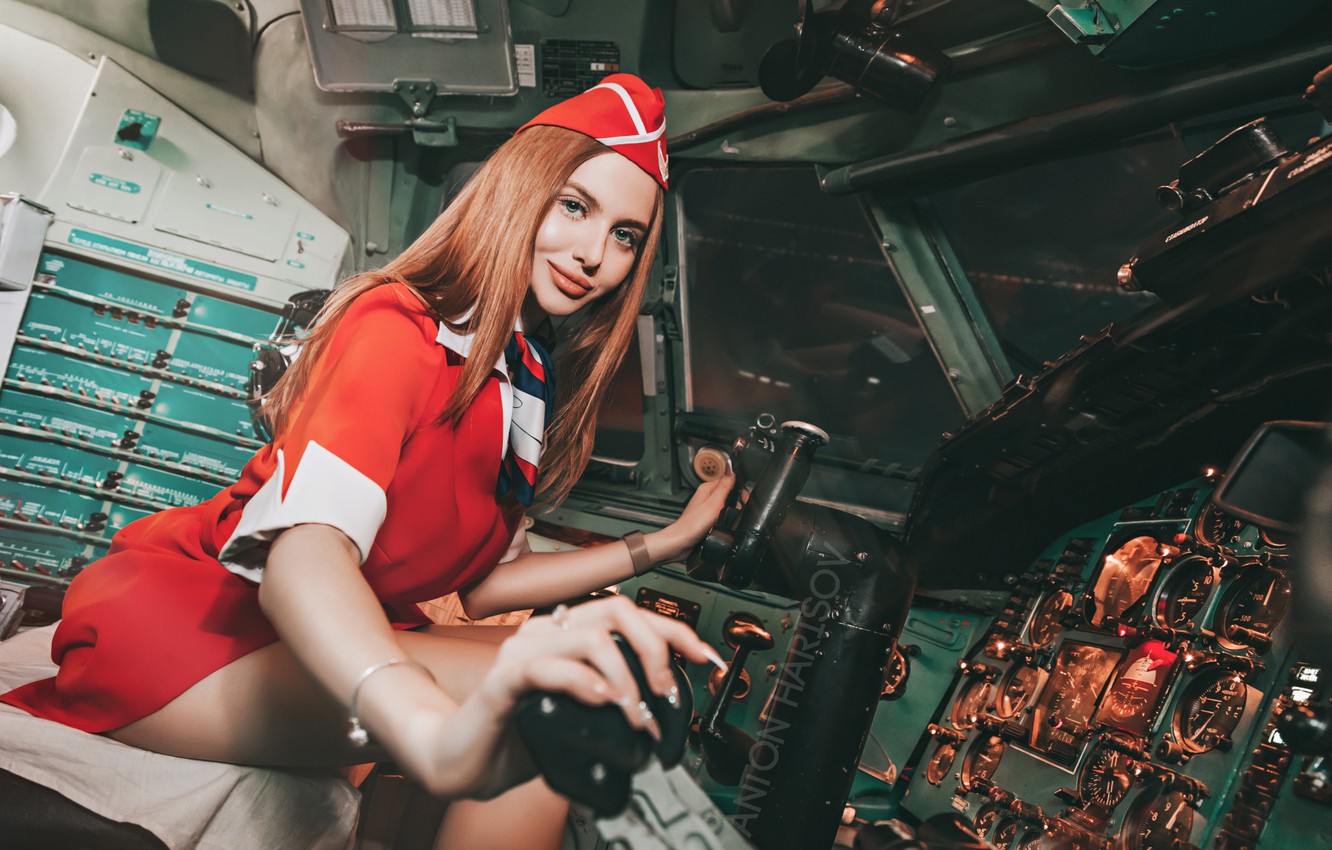 Photo Wallpaper Look, Smile, Girl, Cabin, Form, The - Flight Attendant - HD Wallpaper 