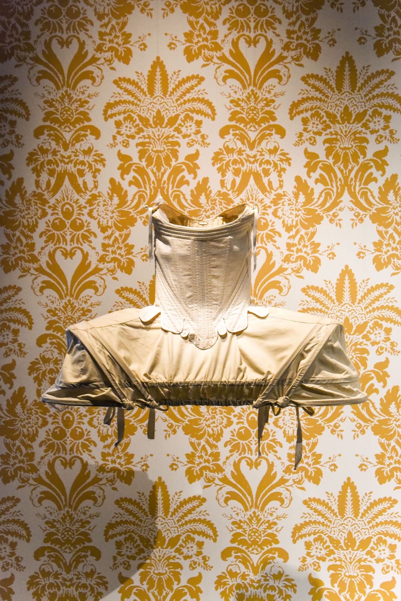 Corset In Exhibit - Costume Marie Antoinette Film Movie - HD Wallpaper 