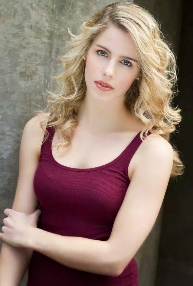 Emily Bett Rickards Young - HD Wallpaper 