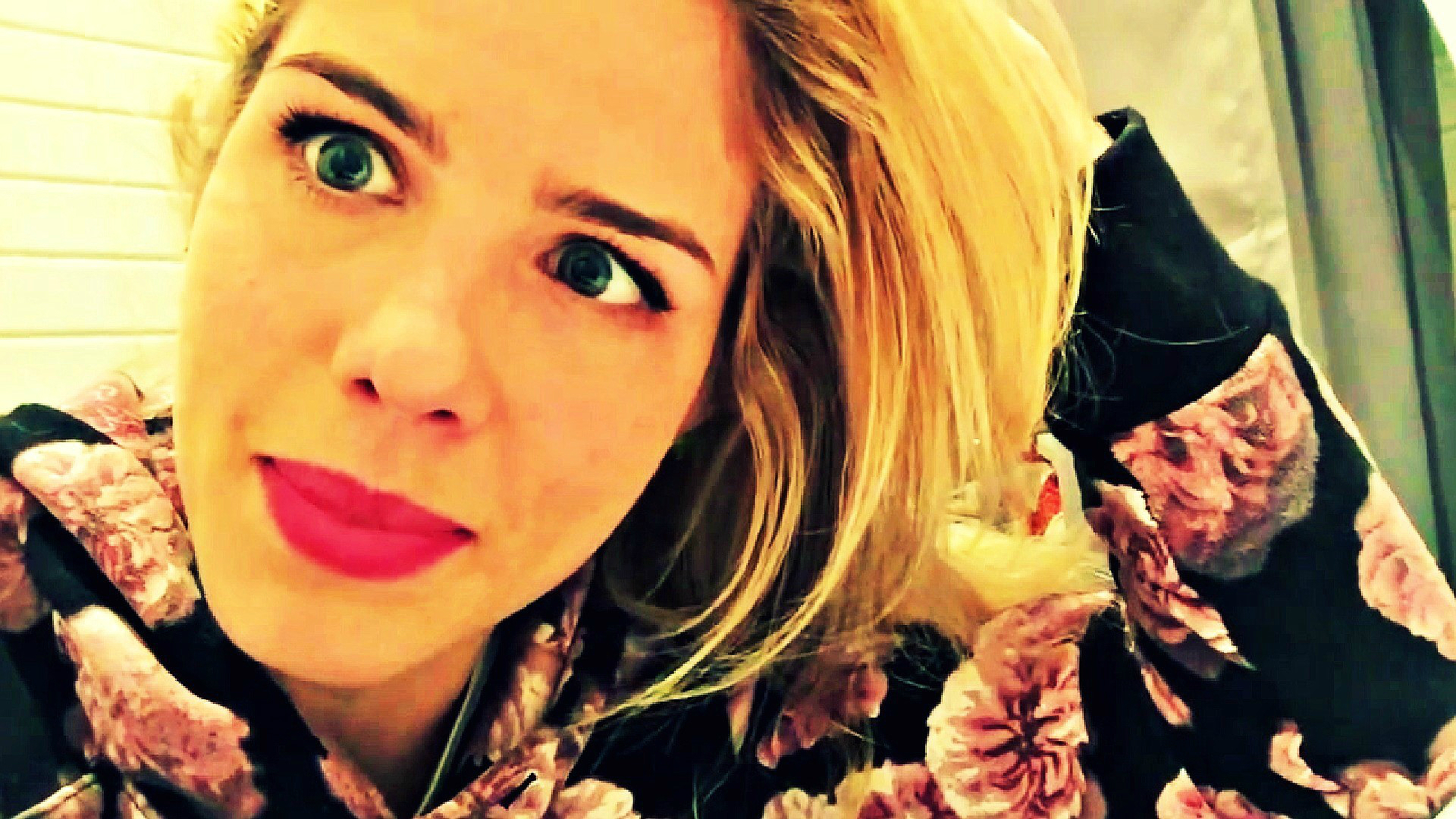 Emily Bett Rickards Wallpaper - Girl - HD Wallpaper 