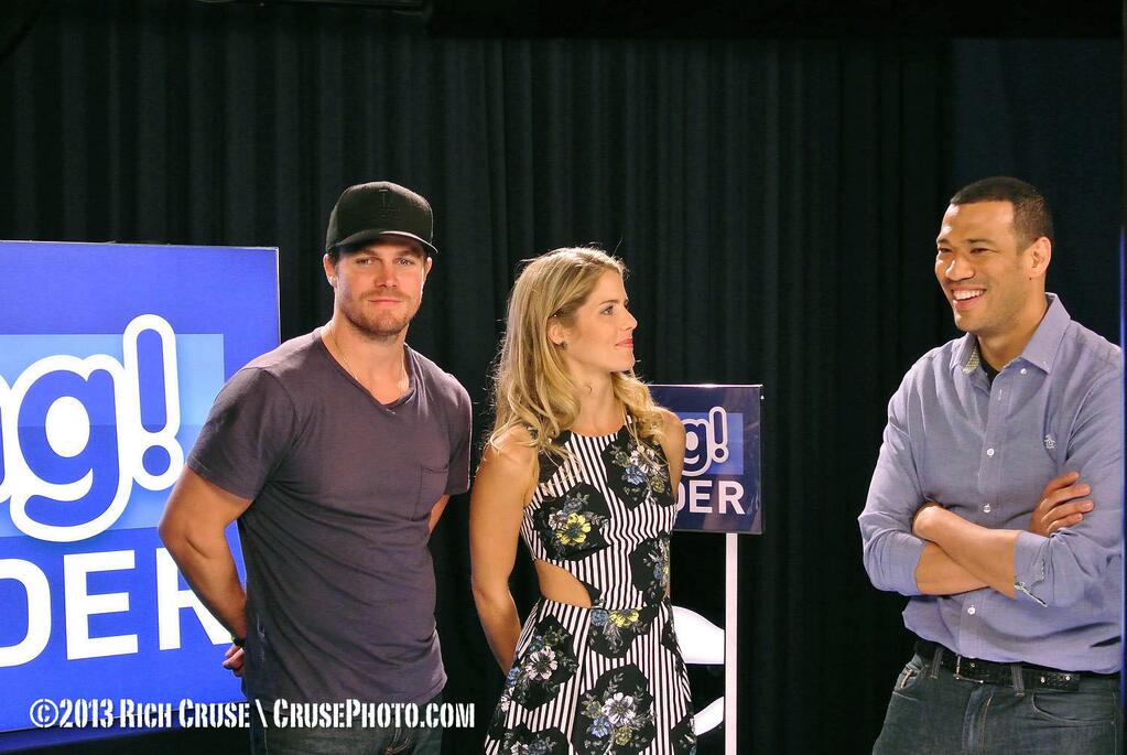 Stephen Amell E Emily Bett 2013 - HD Wallpaper 