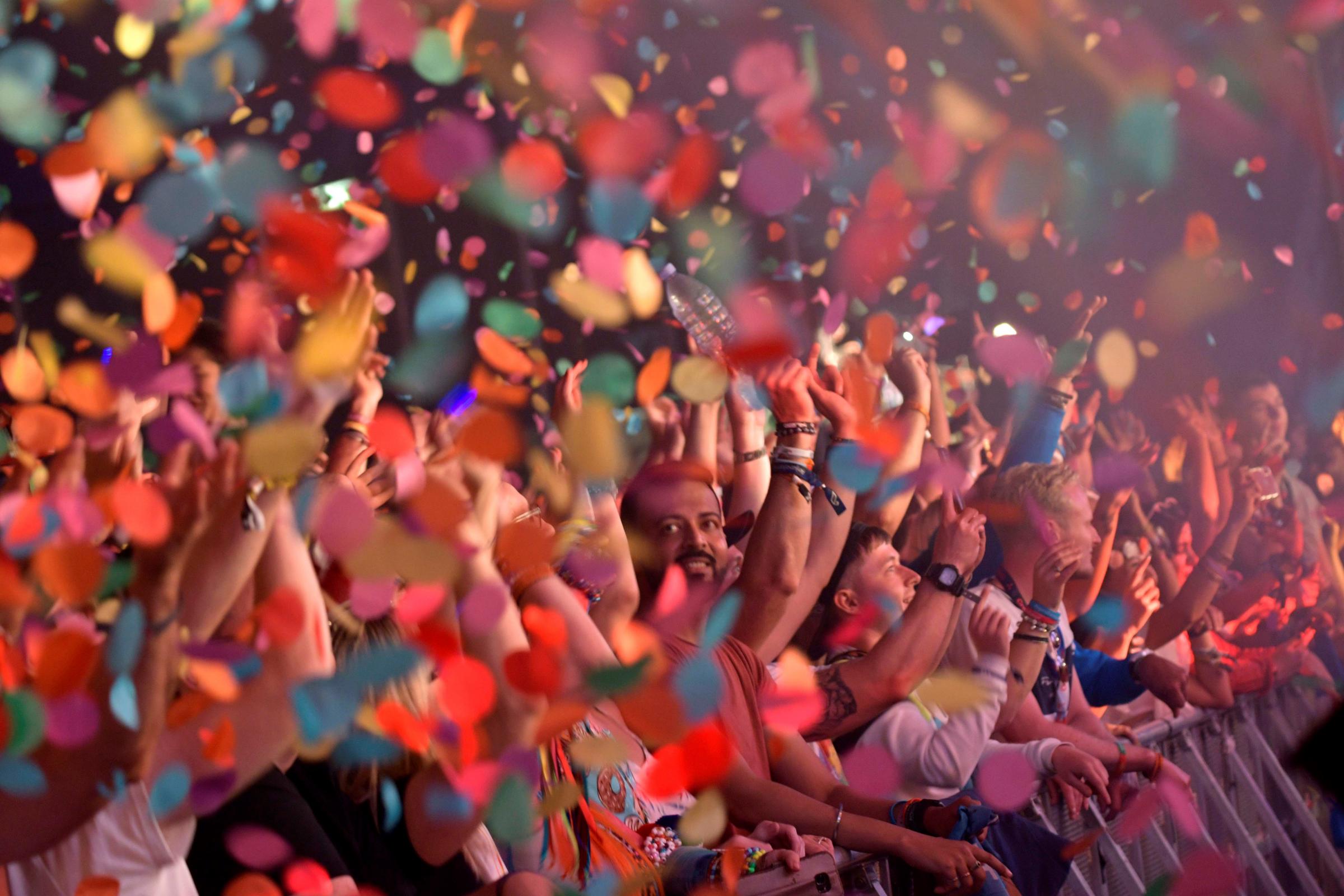 Crowd - HD Wallpaper 