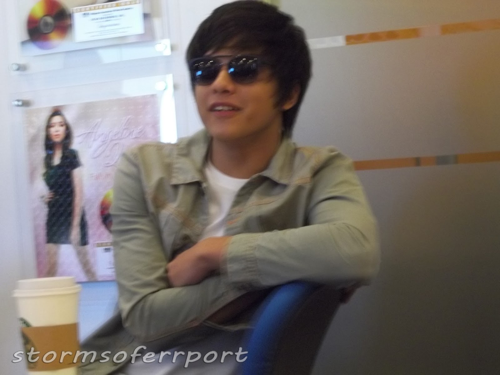 Sitting - HD Wallpaper 