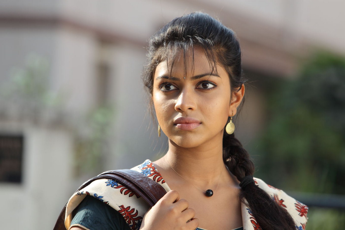 Actress Amala Paul Pictures - Raghuvaran Btech Heroine Name - HD Wallpaper 