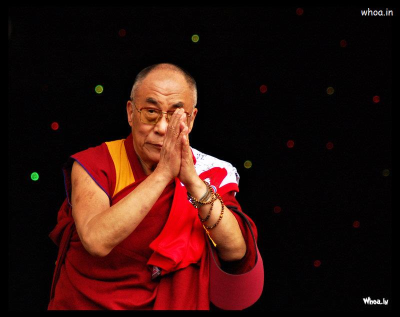 Dalai Lama With Dark Background Hd Wallpaper - Dalai Lama Images Hd - HD Wallpaper 