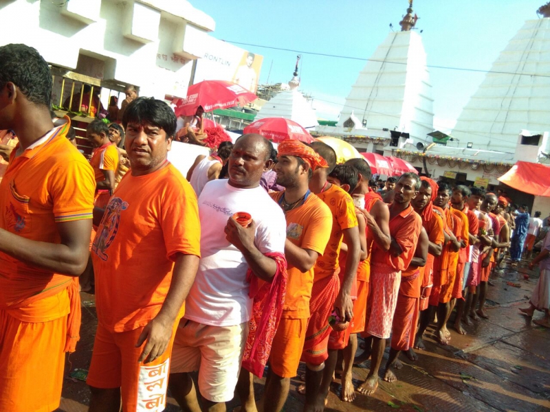 Kanwariya In Queue At Baidyanath Temple Complex - Bol Bam Kawariya Png - HD Wallpaper 